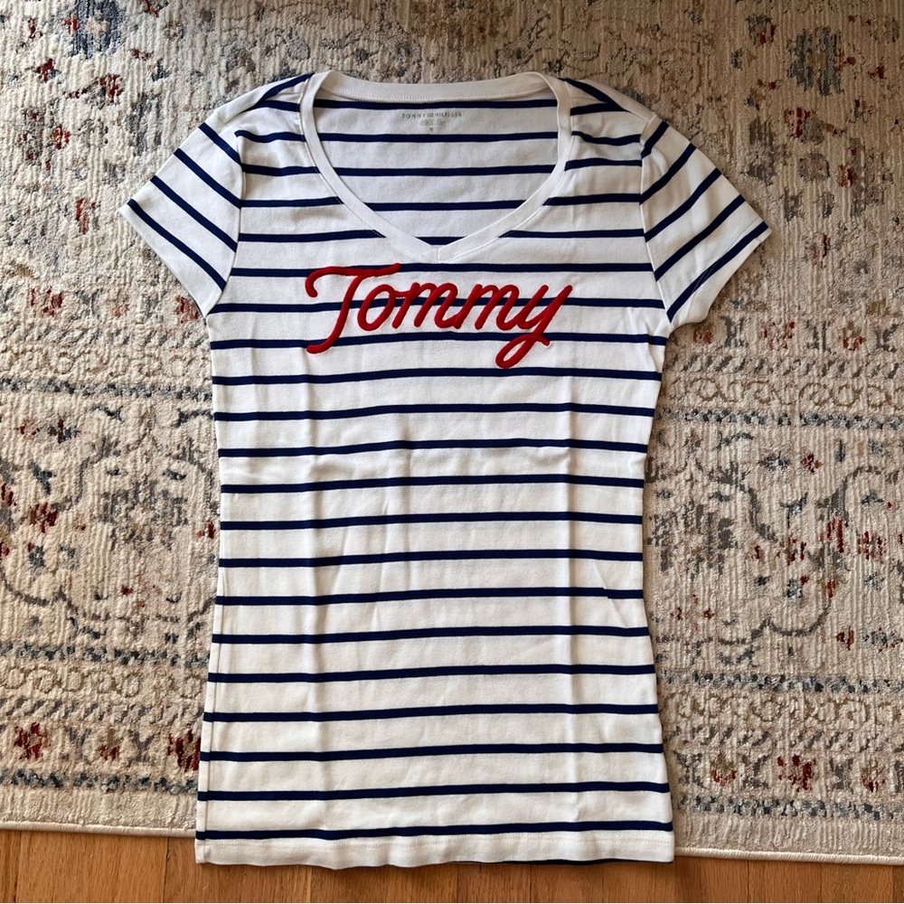 Women’s Tommy Hilfiger V neck t-shirt size M medium